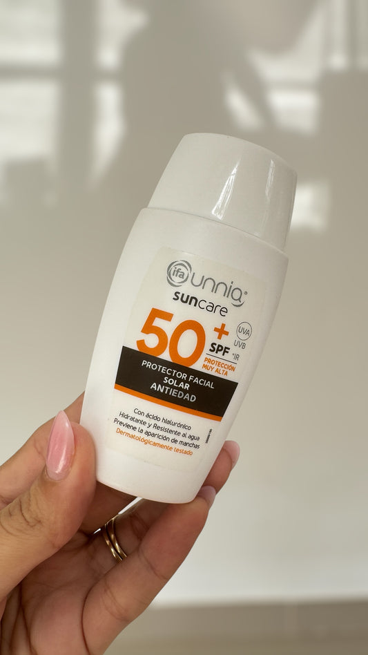 Protector solar facial antiedad Unnia con un factor de protección solar SPF 50+