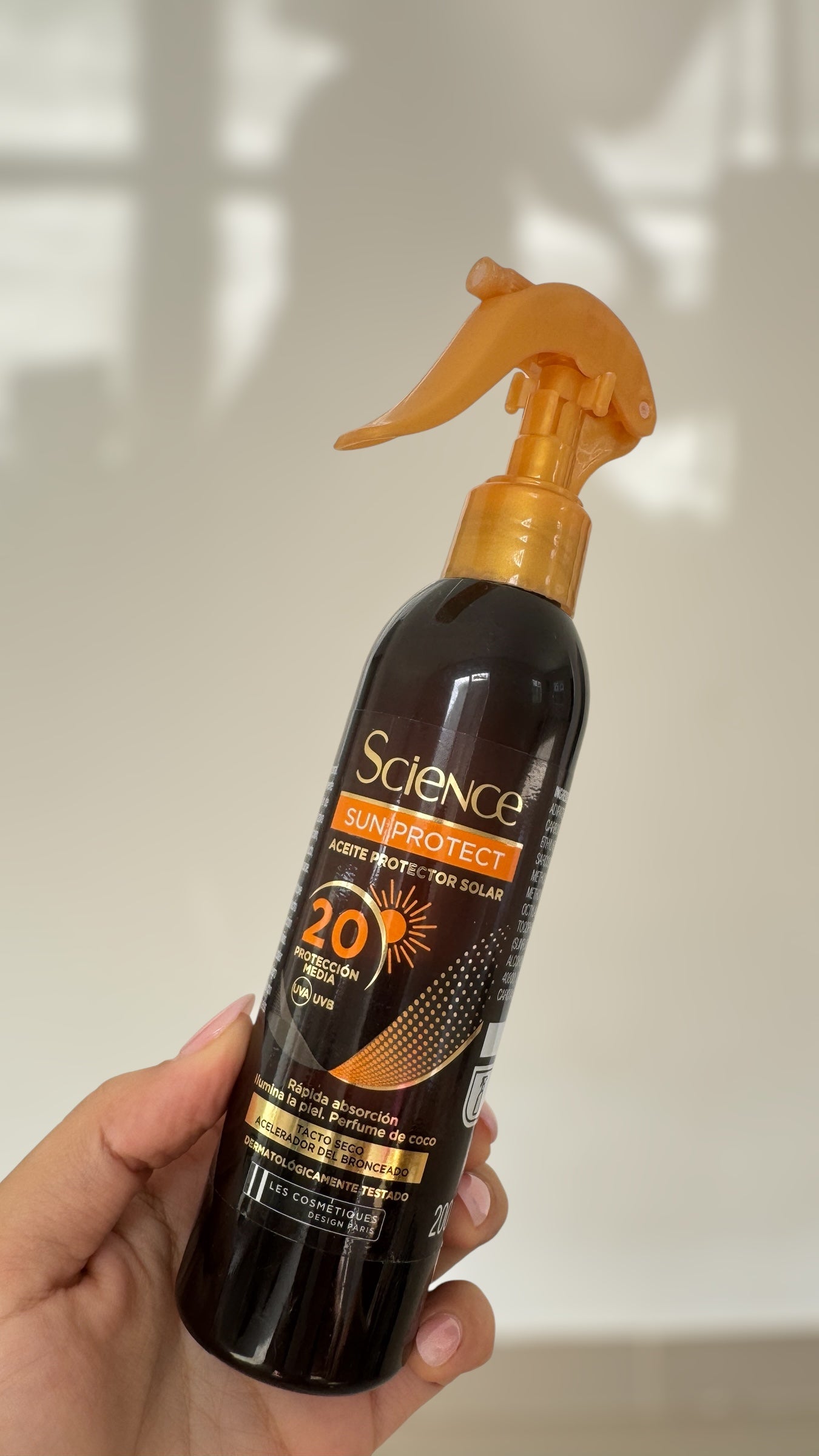 Science Les Cosmétiques aceite protector solar con SPF 20+