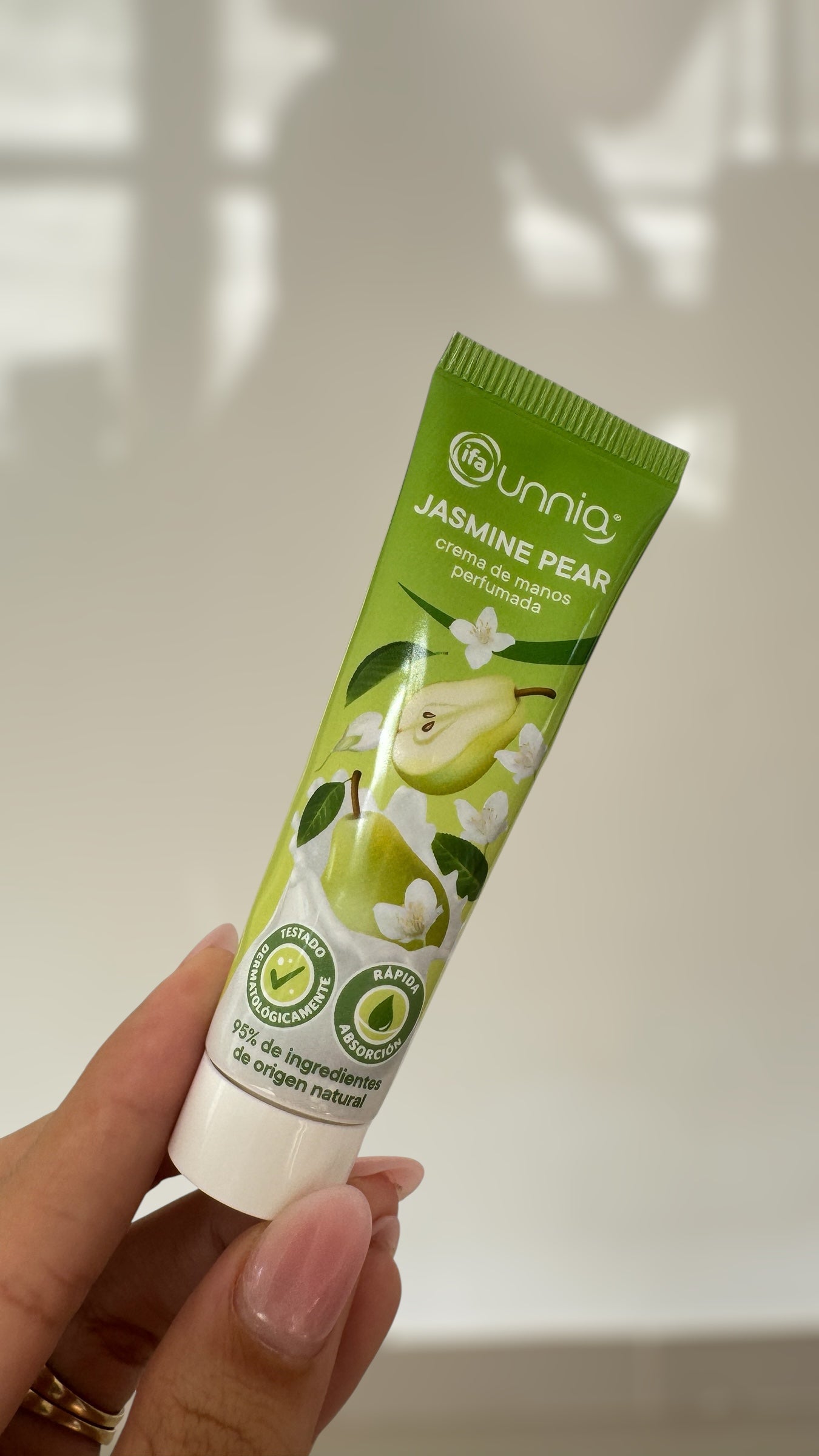 Crema de manos perfumada Unnia con aroma a jazmín y pera